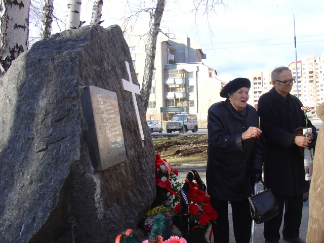 У памятного знака в Березовой роще